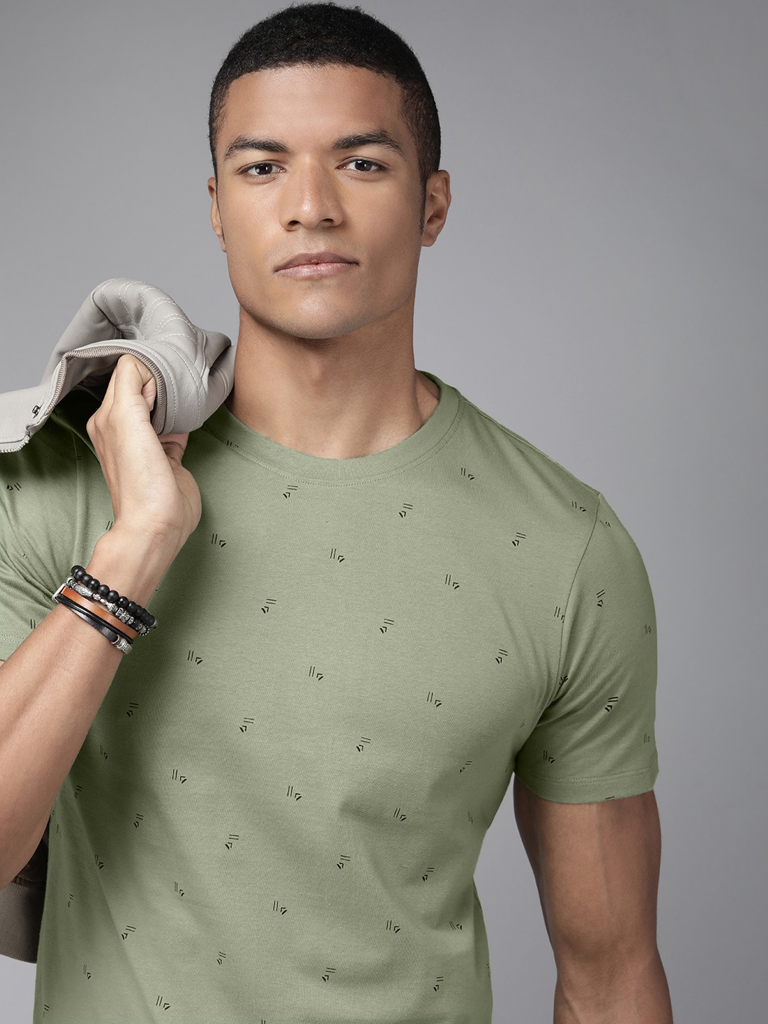 The Roadster Lifestyle Co. Men Olive Green Printed Slim Fit Pure Cotton Casual T-shirt
The Roadster Lifestyle Co. Men Olive Green Printed Slim Fit Pure Cotton Casual T-shirt