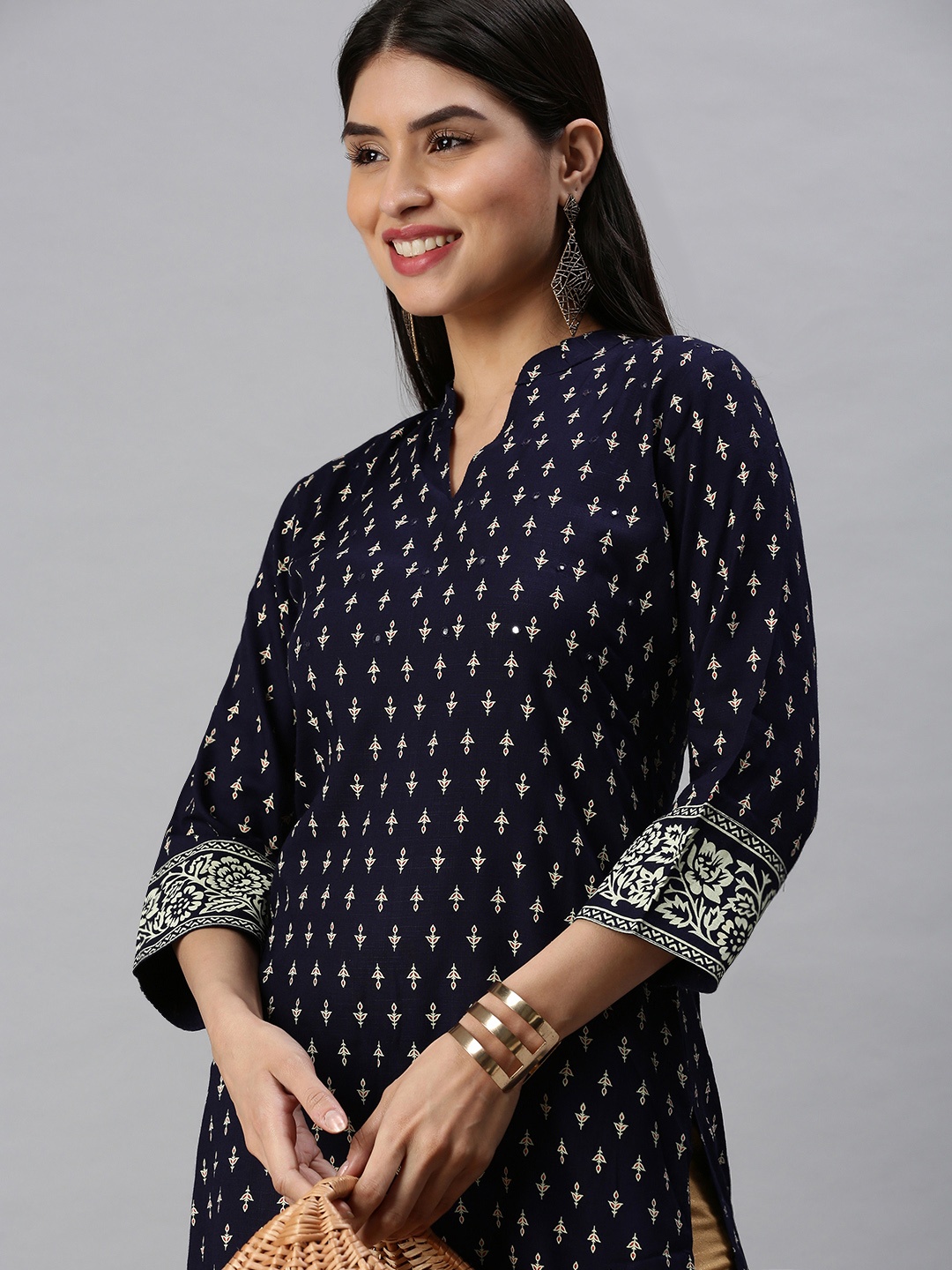 SHOWOFF Women Navy Blue & White Ethnic Motifs Printed Cotton Band Collar Straight Kurta
SHOWOFF Women Navy Blue & White Ethnic Motifs Printed Cotton Band Collar Straight Kurta
