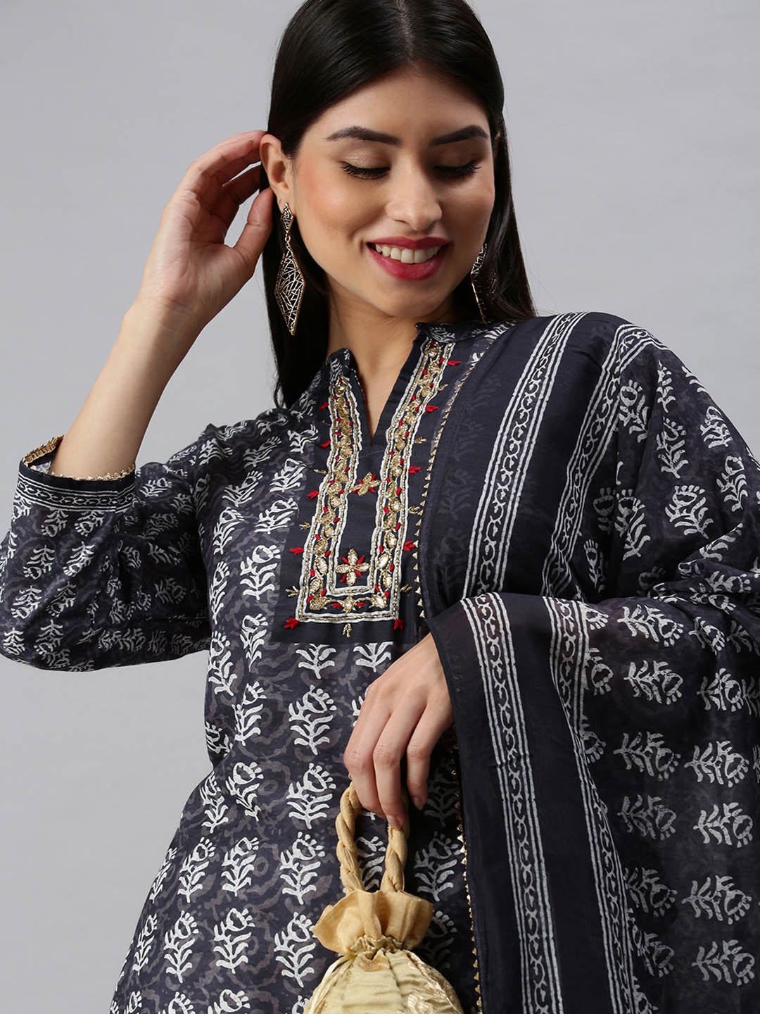 SHOWOFF Grey Floral Three-Quarter Sleeves Mandarin Collar Sequinned Straight Kurta Sets
SHOWOFF Grey Floral Three-Quarter Sleeves Mandarin Collar Sequinned Straight Kurta Sets
