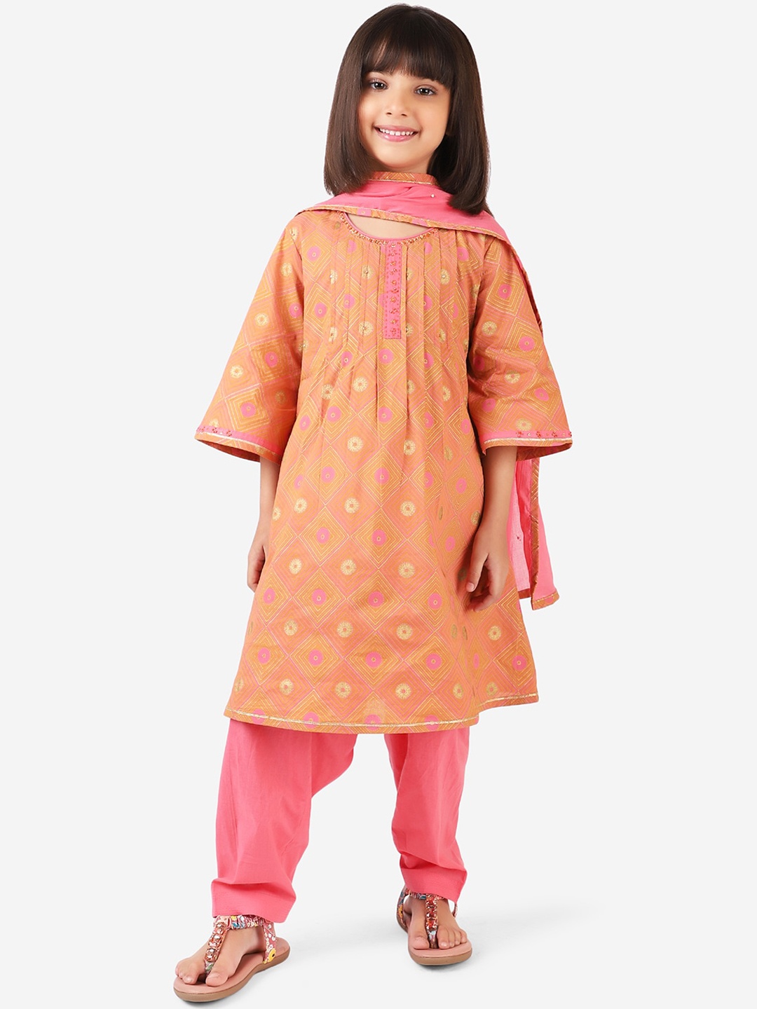 Fabindia Girls Pink Ethnic Motifs Embroidered Pure Cotton Kurta with Churidar & With Dupatta
Fabindia Girls Pink Ethnic Motifs Embroidered Pure Cotton Kurta with Churidar & With Dupatta