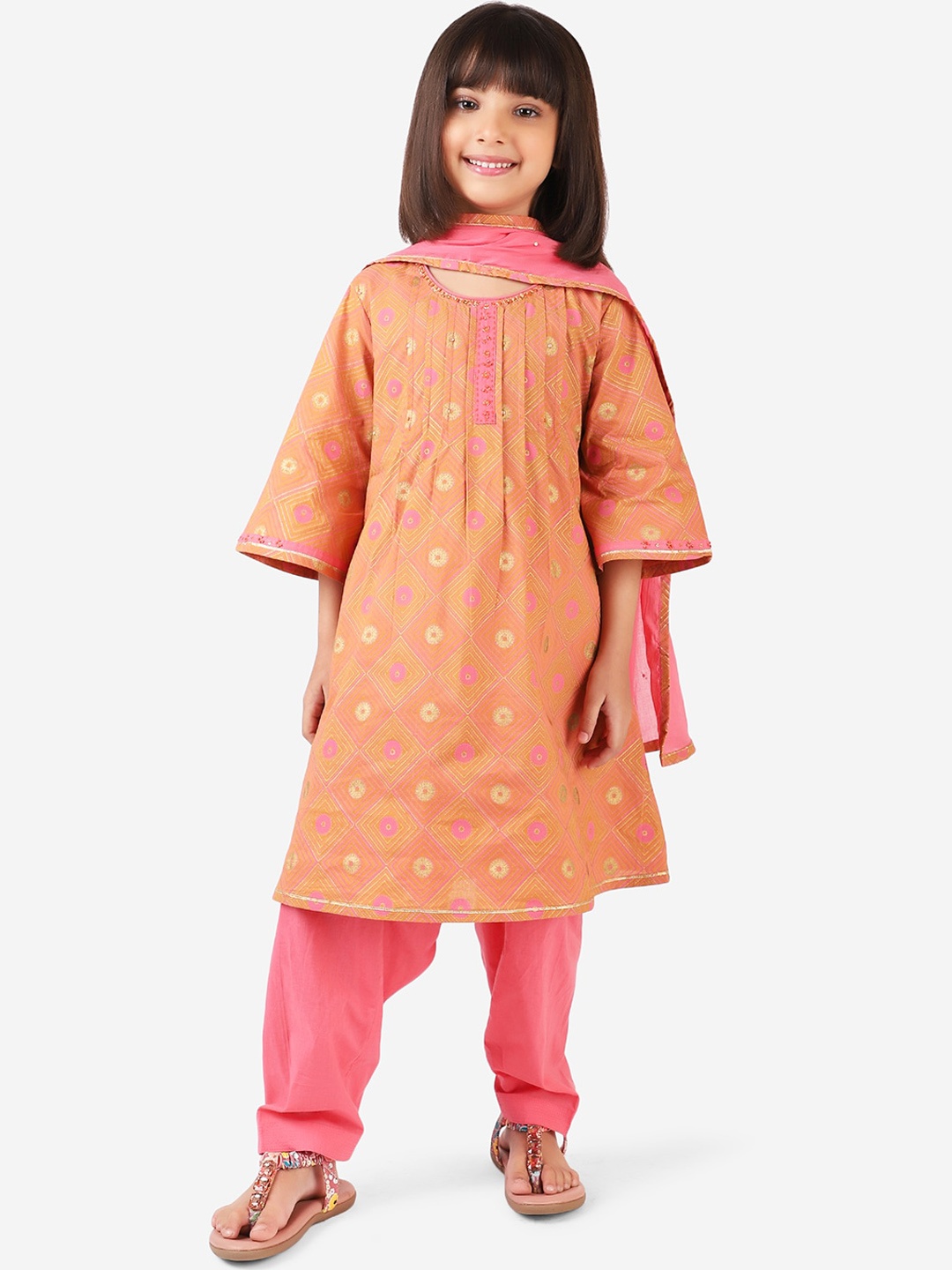 Fabindia Girls Pink 3 Piece Ethnic Motifs Printed Sequinned Pure Cotton Kurta with Churidar
Fabindia Girls Pink 3 Piece Ethnic Motifs Printed Sequinned Pure Cotton Kurta with Churidar