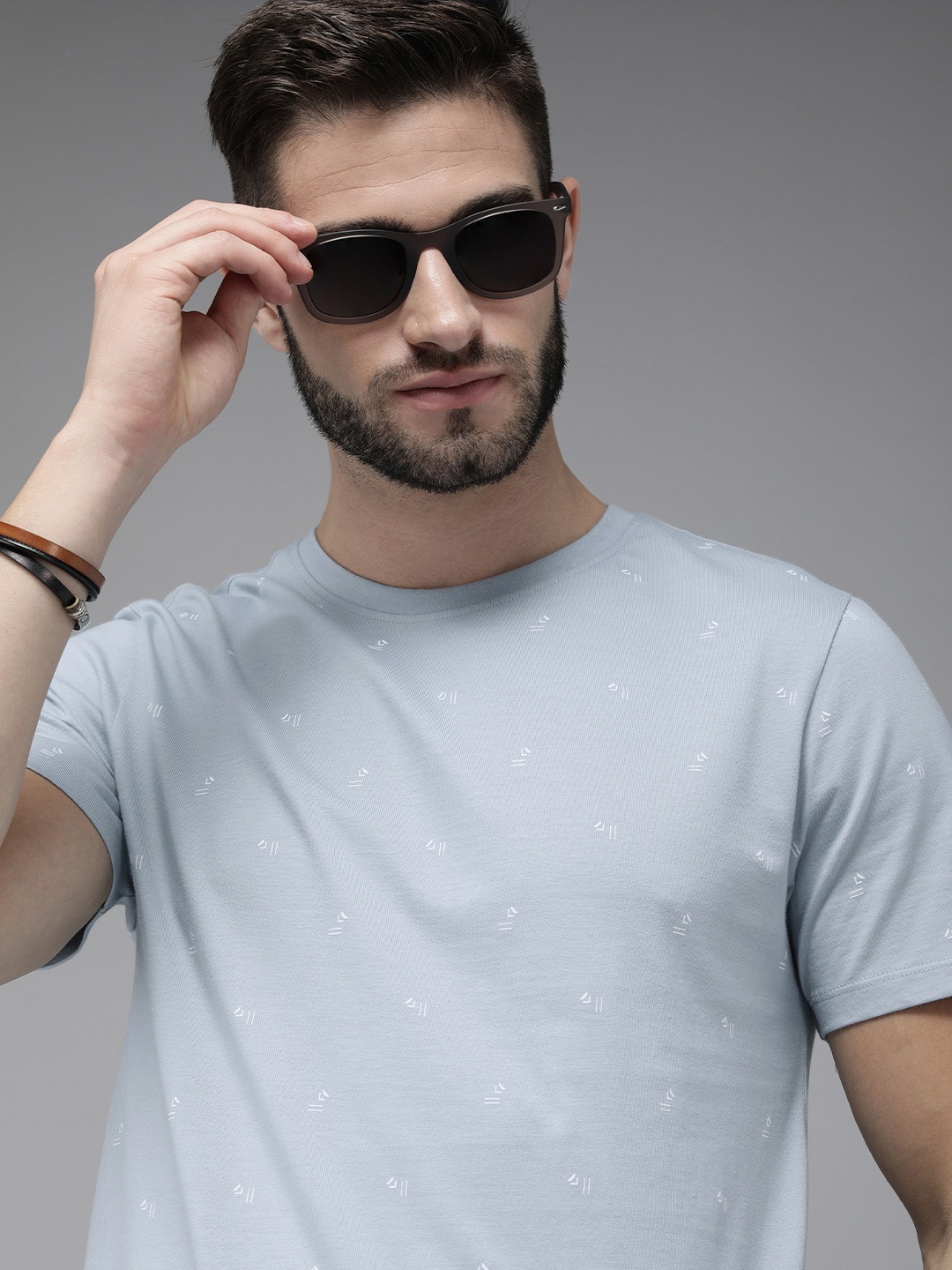 The Roadster Lifestyle Co Men Light Blue Geometric Printed Pure Cotton Casual T-shirt
The Roadster Lifestyle Co Men Light Blue Geometric Printed Pure Cotton Casual T-shirt