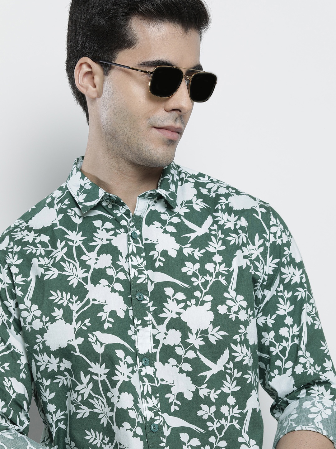 The Indian Garage Co Men Green & White Comfort Floral Conversational Printed Cotton Shirt
The Indian Garage Co Men Green & White Comfort Floral Conversational Printed Cotton Shirt