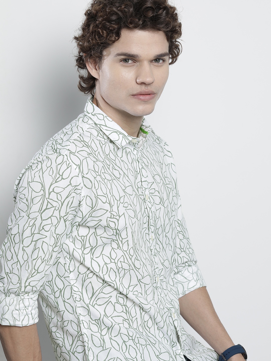 The Indian Garage Co Men White & Olive Green Comfort Floral Printed Cotton Casual Shirt
The Indian Garage Co Men White & Olive Green Comfort Floral Printed Cotton Casual Shirt