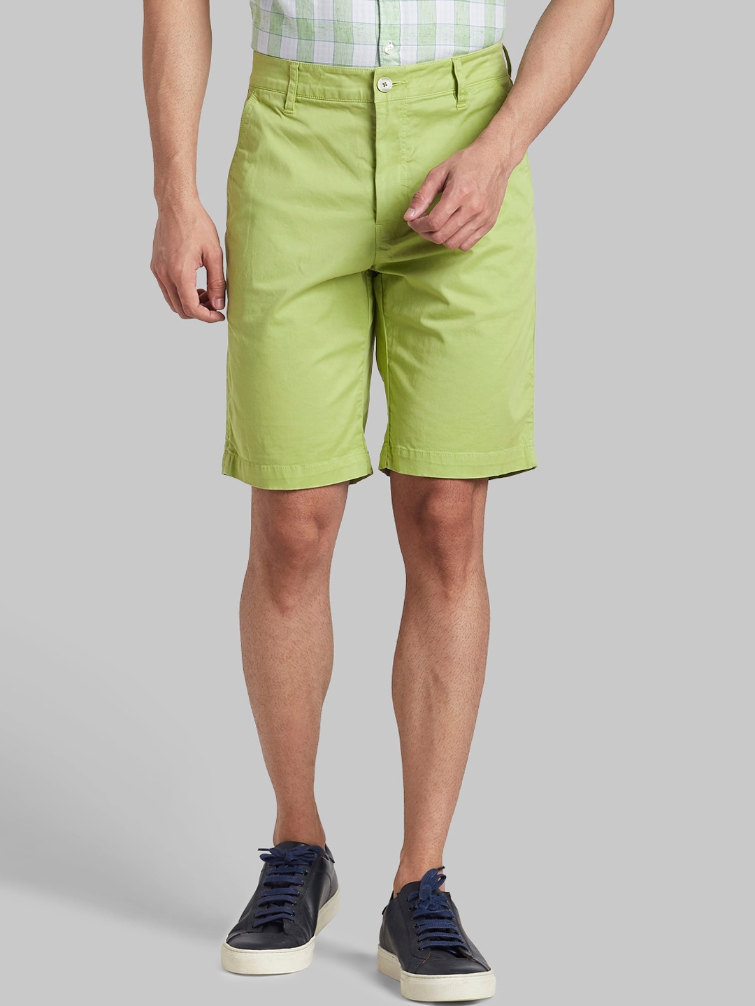 Parx Men Green Solid Mid-Rise Shorts