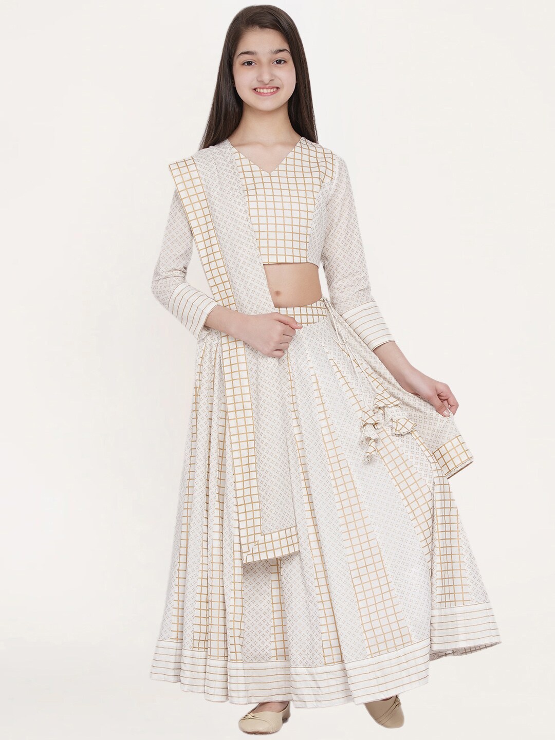 titliyan Girls White & Gold-Toned Woven Design Ready To Wear Lehenga with Blouse & Dupatta
titliyan Girls White & Gold-Toned Woven Design Ready To Wear Lehenga with Blouse & Dupatta