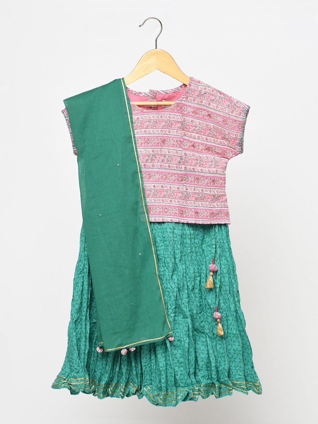 Fabindia Girls Pink & Green Printed Ready to Wear Cotton Lehenga & Blouse With Dupatta
Fabindia Girls Pink & Green Printed Ready to Wear Cotton Lehenga & Blouse With Dupatta