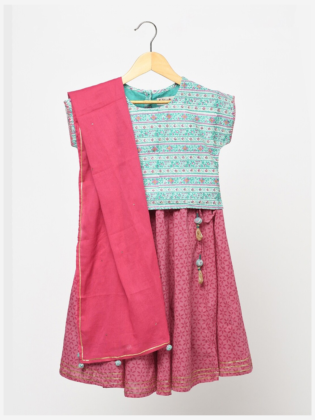 Fabindia Girls Teal & Pink Floral Printed Ready to Wear Lehenga with Blouse with Dupatta
Fabindia Girls Teal & Pink Floral Printed Ready to Wear Lehenga with Blouse with Dupatta