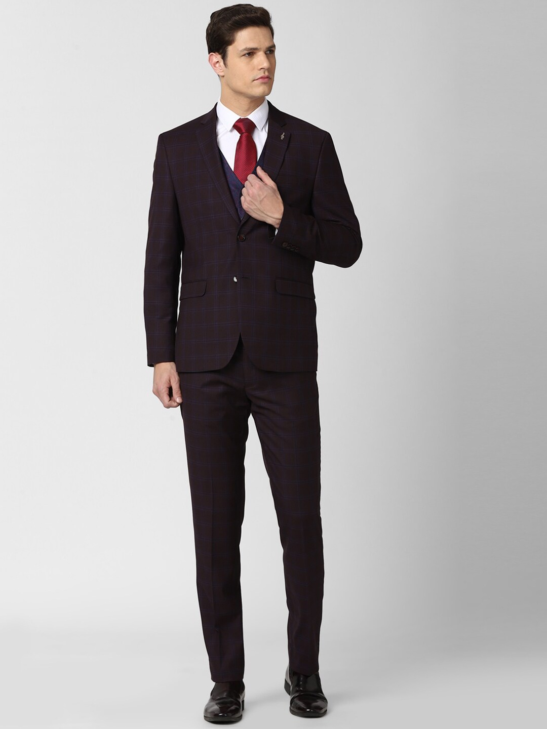 Van Heusen Men Black & Navy Blue Checked Slim-Fit Single-Breasted Three-Piece Formal Suit
Van Heusen Men Black & Navy Blue Checked Slim-Fit Single-Breasted Three-Piece Formal Suit