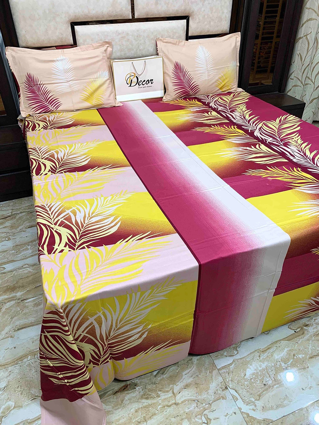 Pure Decor Maroon & White Graphic 400 TC King Bedsheet with 2 Pillow Covers