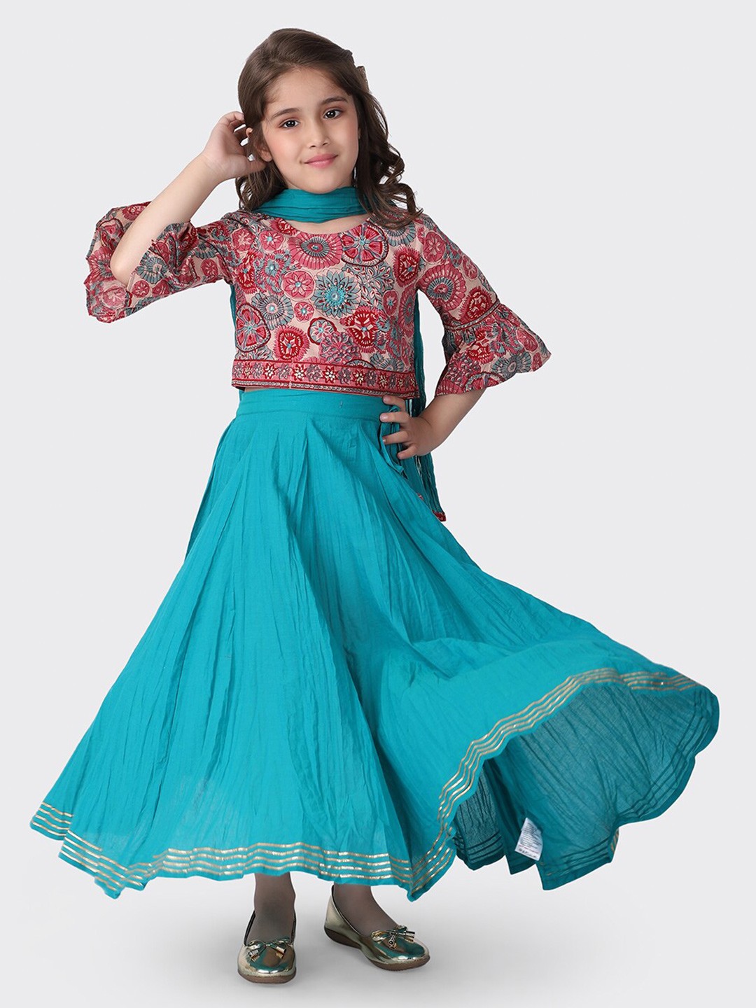 Fabindia Girls Magenta & Blue Printed Ready to Wear Cotton Lehenga Choli With Dupatta
Fabindia Girls Magenta & Blue Printed Ready to Wear Cotton Lehenga Choli With Dupatta