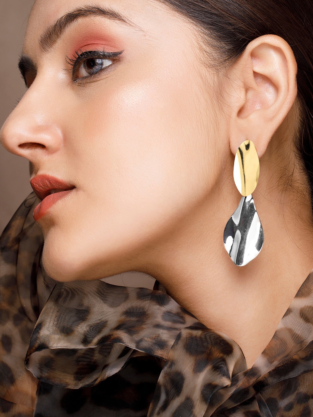 TOKYO TALKIES X rubans FASHION ACCESSORIES Gold-Toned & Silver-Toned Contemporary Drop Earrings
TOKYO TALKIES X rubans FASHION ACCESSORIES Gold-Toned & Silver-Toned Contemporary Drop Earrings