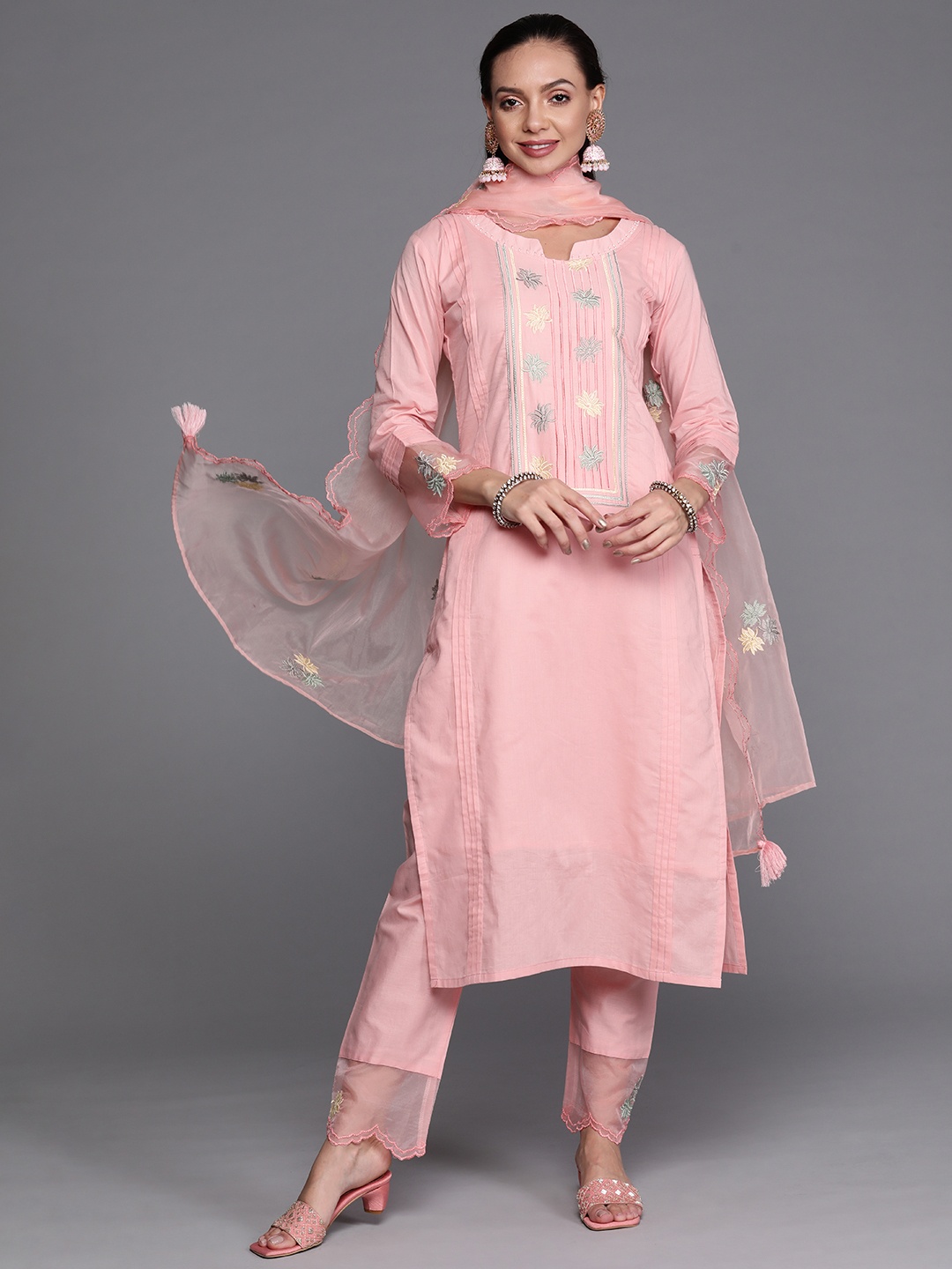 Indo Era Women Pink & Grey Floral Embroidered Thread Work Kurta with Trousers & Dupatta
Indo Era Women Pink & Grey Floral Embroidered Thread Work Kurta with Trousers & Dupatta