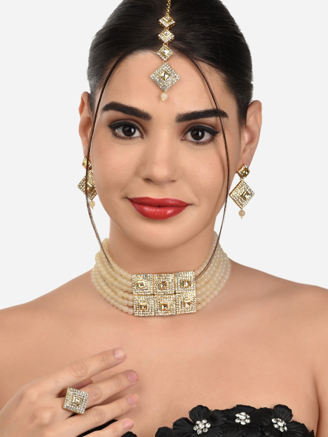 Zaveri Pearls Women Gold & Cream-Coloured Jewellery Set With Adjustable Ring & Maang Tikka
Zaveri Pearls Women Gold & Cream-Coloured Jewellery Set With Adjustable Ring & Maang Tikka