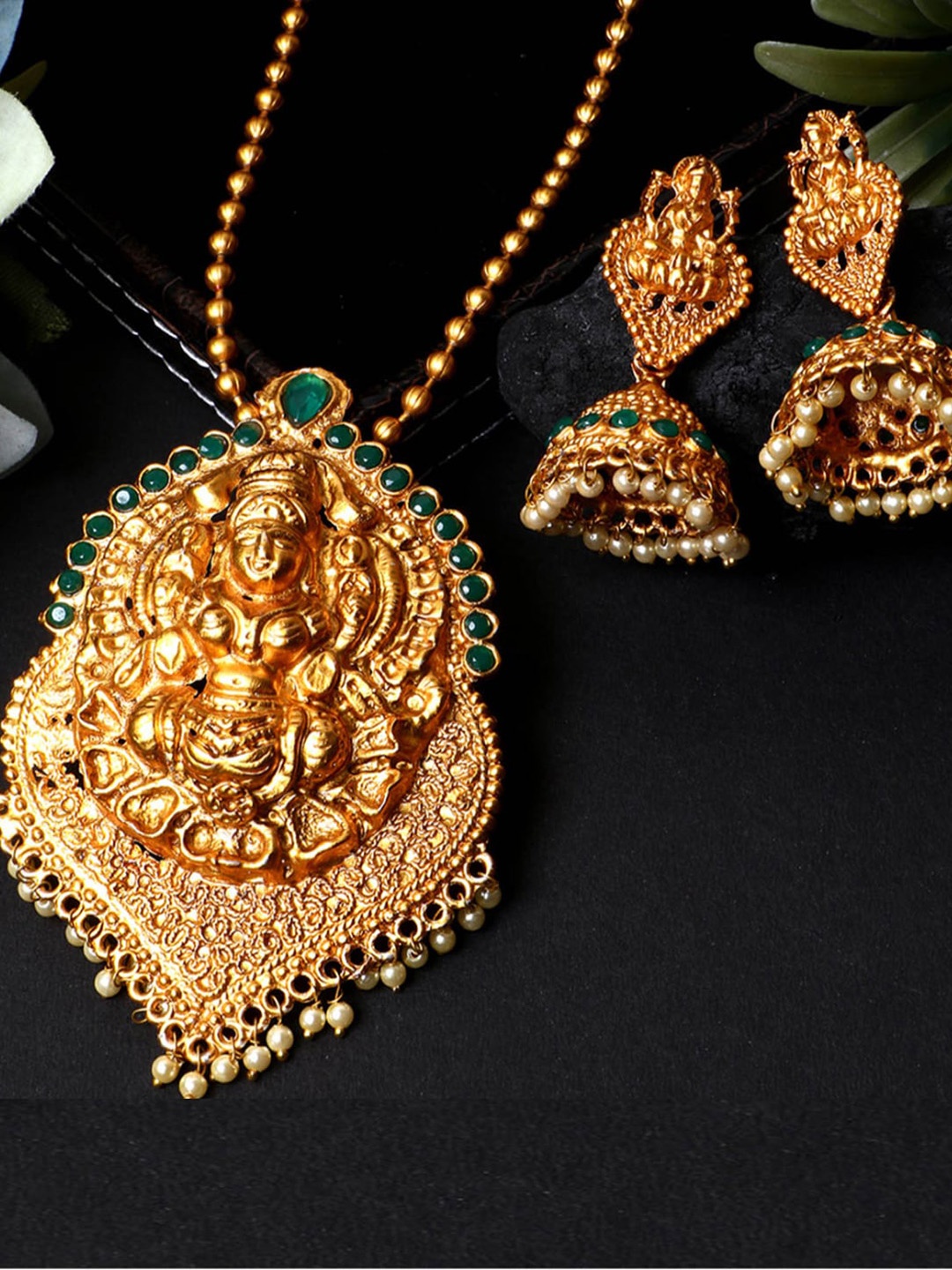ANIKAS CREATION Gold-Plated & Green Stone-Studded Goddess Lakshmi Jewellery Set
ANIKAS CREATION Gold-Plated & Green Stone-Studded Goddess Lakshmi Jewellery Set