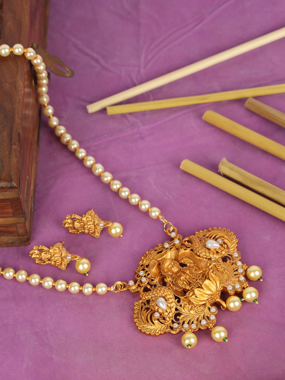 ANIKAS CREATION Gold-Plated & White Stone-Studded & Beaded Matte Finish Temple Jewellery Set
ANIKAS CREATION Gold-Plated & White Stone-Studded & Beaded Matte Finish Temple Jewellery Set