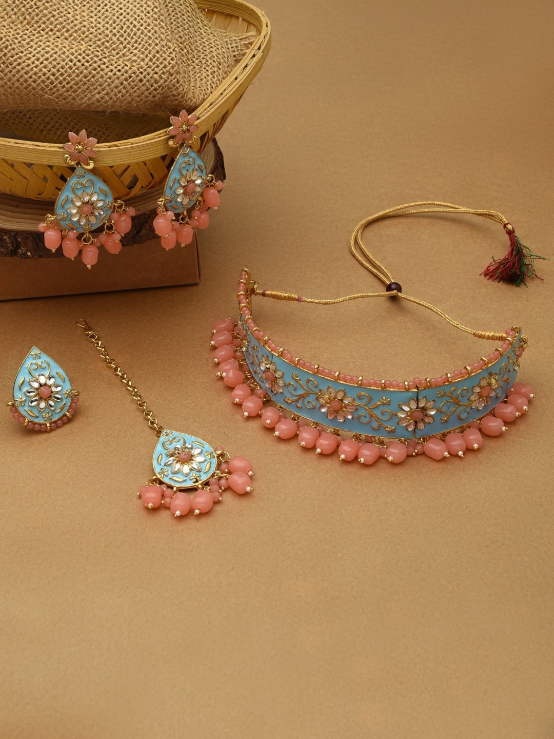 Zaveri Pearls Gold-Plated Peach-Coloured & White Stone-Studded & Pearl Beaded Jewellery Set
Zaveri Pearls Gold-Plated Peach-Coloured & White Stone-Studded & Pearl Beaded Jewellery Set