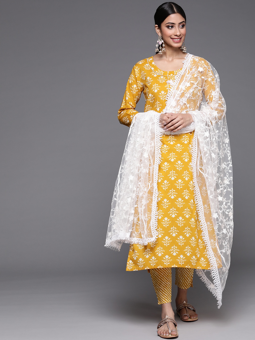 Varanga Women Mustard Yellow Ethnic Motifs Printed Sequinned Pure Cotton Kurta with Trousers & With Dupatta
Varanga Women Mustard Yellow Ethnic Motifs Printed Sequinned Pure Cotton Kurta with Trousers & With Dupatta