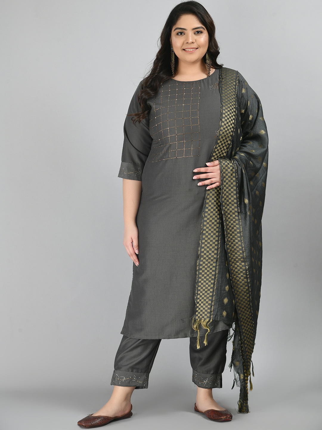 PrettyPlus by Desinoor.com Women Grey Beads and Stones Kurta with Trousers & Dupatta
PrettyPlus by Desinoor.com Women Grey Beads and Stones Kurta with Trousers & Dupatta