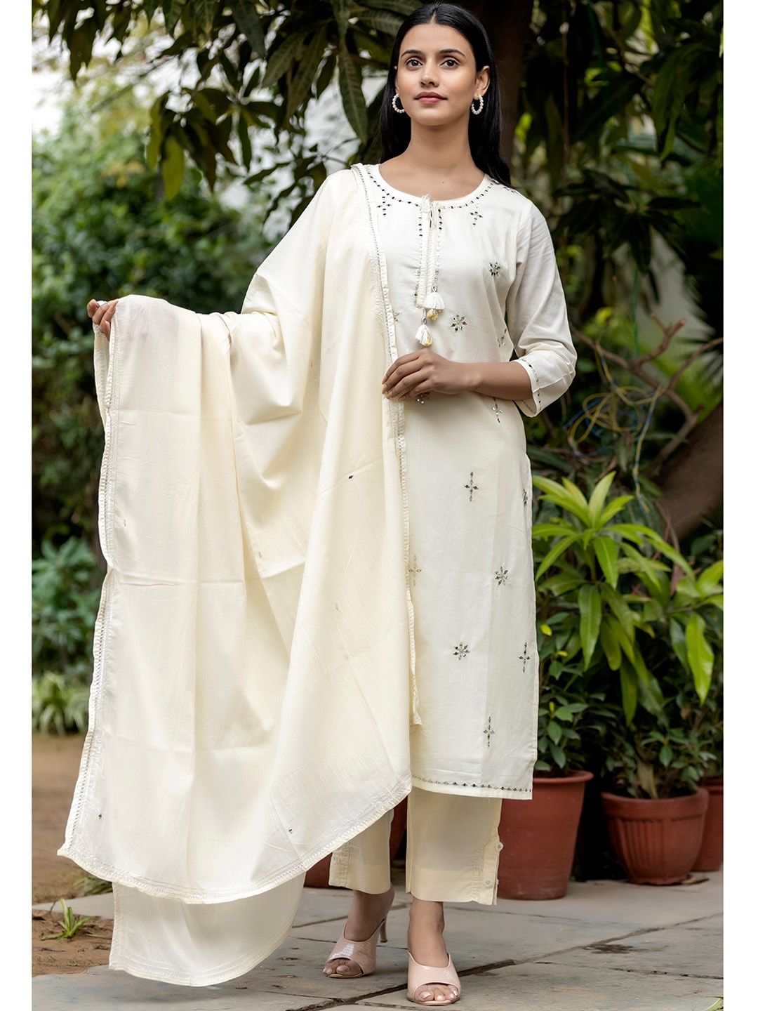 KAAJH Women Off White Embroidered Straight Pure Cotton Kurta with Palazzos & Dupatta
KAAJH Women Off White Embroidered Straight Pure Cotton Kurta with Palazzos & Dupatta