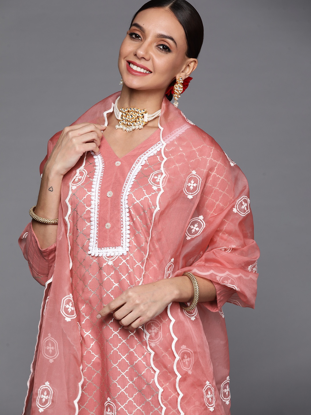 Indo Era Women Peach-Coloured & Gold Foil Print Straight Kurta Trousers & With Dupatta
Indo Era Women Peach-Coloured & Gold Foil Print Straight Kurta Trousers & With Dupatta