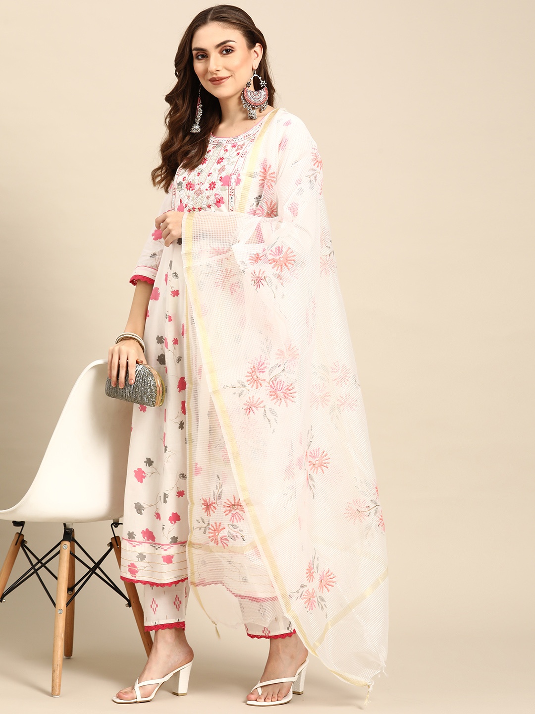 Prakhya Women White & Pink Ethnic Embroidered Pure Cotton Kurta with Trousers & Dupatta
Prakhya Women White & Pink Ethnic Embroidered Pure Cotton Kurta with Trousers & Dupatta