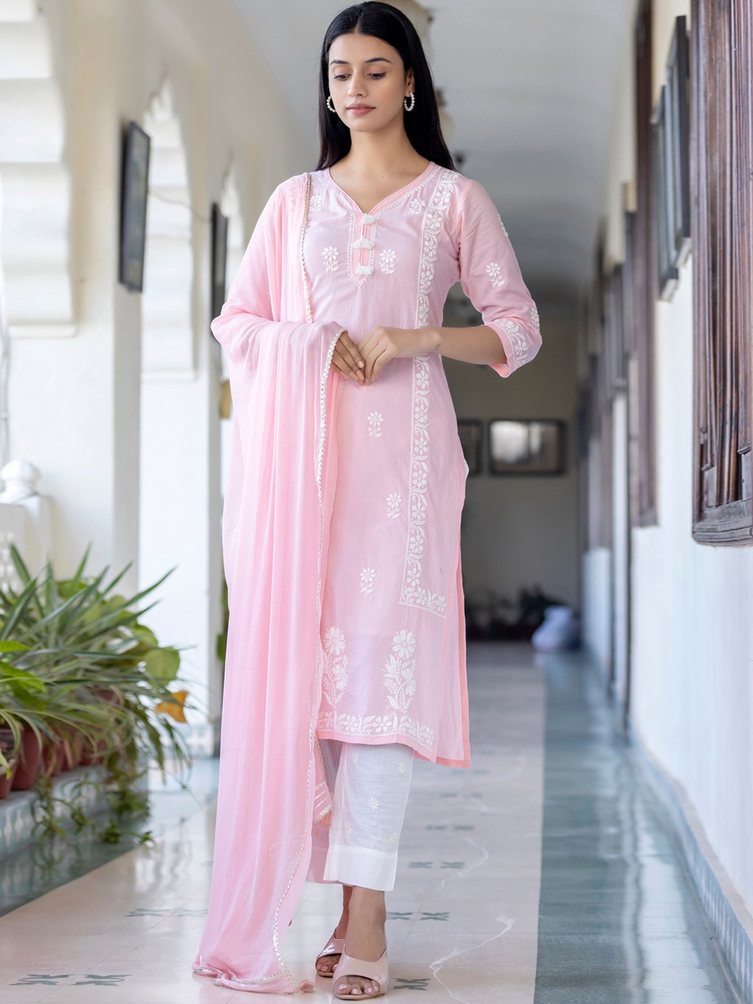 KAAJH Women Peach-Coloured Floral Chikankari Pure Cotton Kurta with Trousers & Dupatta
KAAJH Women Peach-Coloured Floral Chikankari Pure Cotton Kurta with Trousers & Dupatta