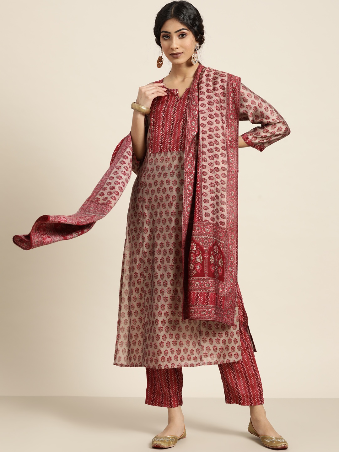 Sangria Women Maroon Ethnic Motifs Printed Sequinned Kurta with Trousers & With Dupatta
Sangria Women Maroon Ethnic Motifs Printed Sequinned Kurta with Trousers & With Dupatta