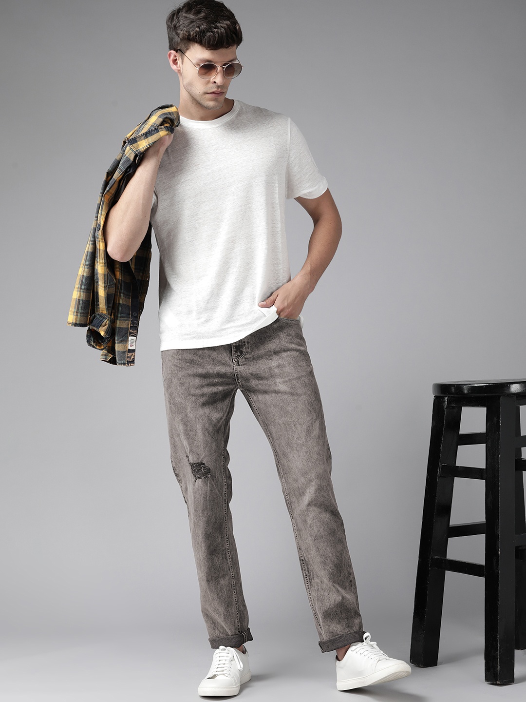 The Roadster Lifestyle Co. Men Charcoal Black Ripped Slim Tapered Fit Stretchable Jeans
The Roadster Lifestyle Co. Men Charcoal Black Ripped Slim Tapered Fit Stretchable Jeans