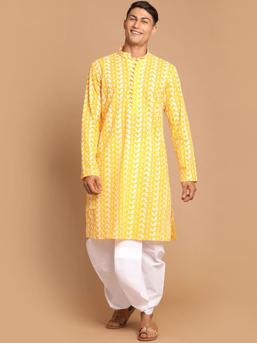 VASTRAMAY Men Orange Ethnic Motifs Embroidered Chikankari Pure Cotton Kurta with Dhoti Pants
VASTRAMAY Men Orange Ethnic Motifs Embroidered Chikankari Pure Cotton Kurta with Dhoti Pants