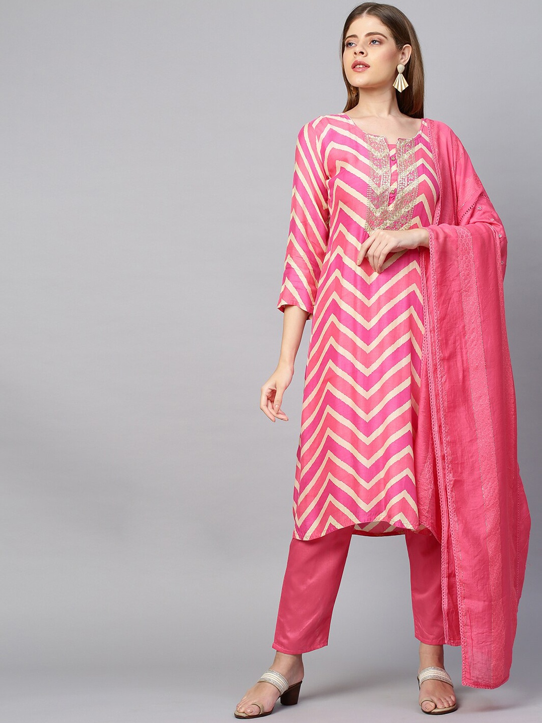 FASHOR Women Pink Chevron Printed Thread Work Silk Blend Kurta Trousers & Dupatta Set
FASHOR Women Pink Chevron Printed Thread Work Silk Blend Kurta Trousers & Dupatta Set