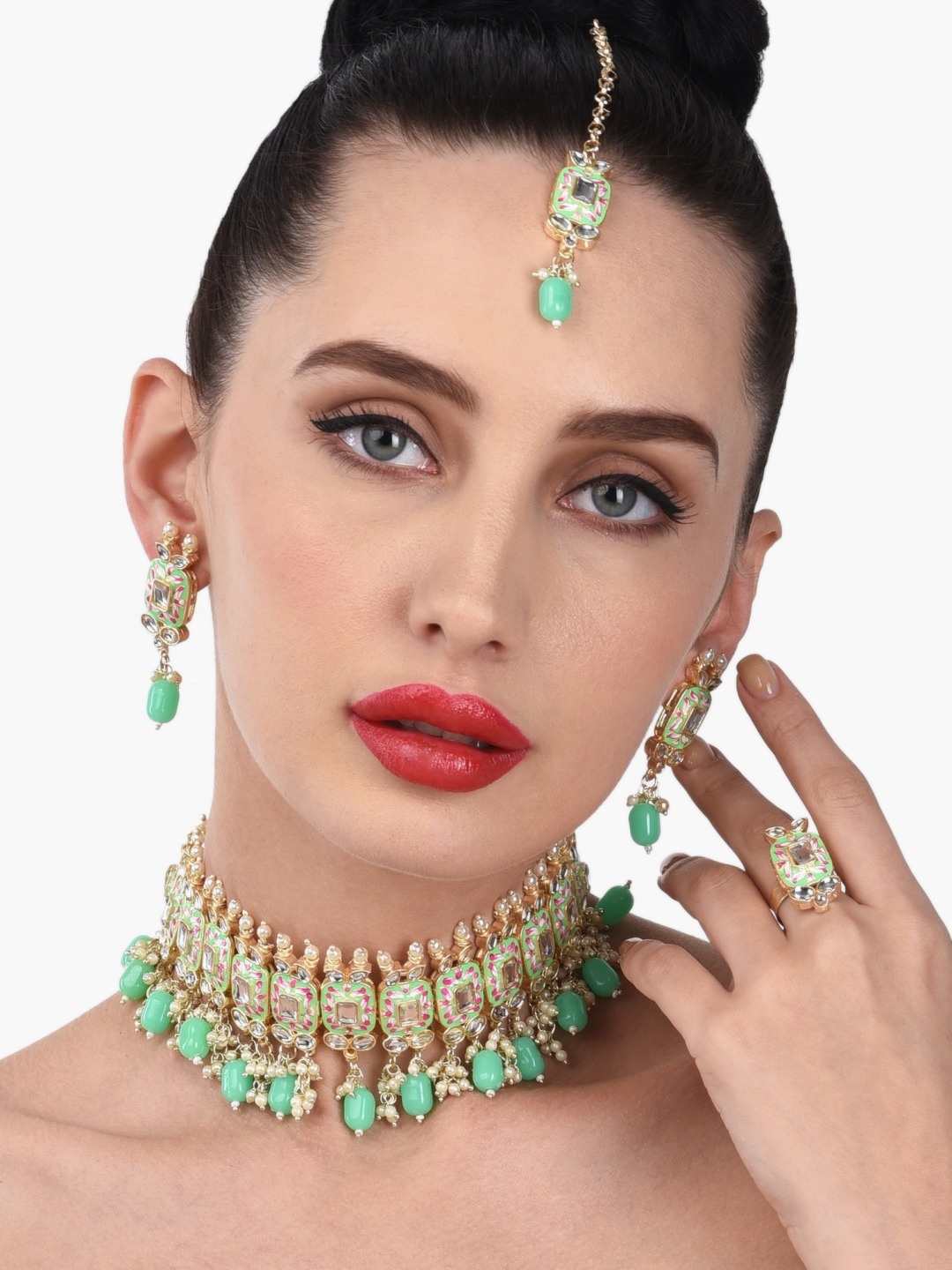 Zaveri Pearls Gold-Plated Green & Pink Kundan-Studded & Beaded Meenakari Jewellery Set
Zaveri Pearls Gold-Plated Green & Pink Kundan-Studded & Beaded Meenakari Jewellery Set