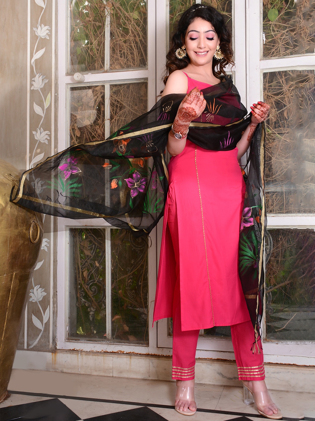 Indi INSIDE Women Pink Solid Panelled Gotta Patti Kurta with Trousers & Dupatta Set
Indi INSIDE Women Pink Solid Panelled Gotta Patti Kurta with Trousers & Dupatta Set