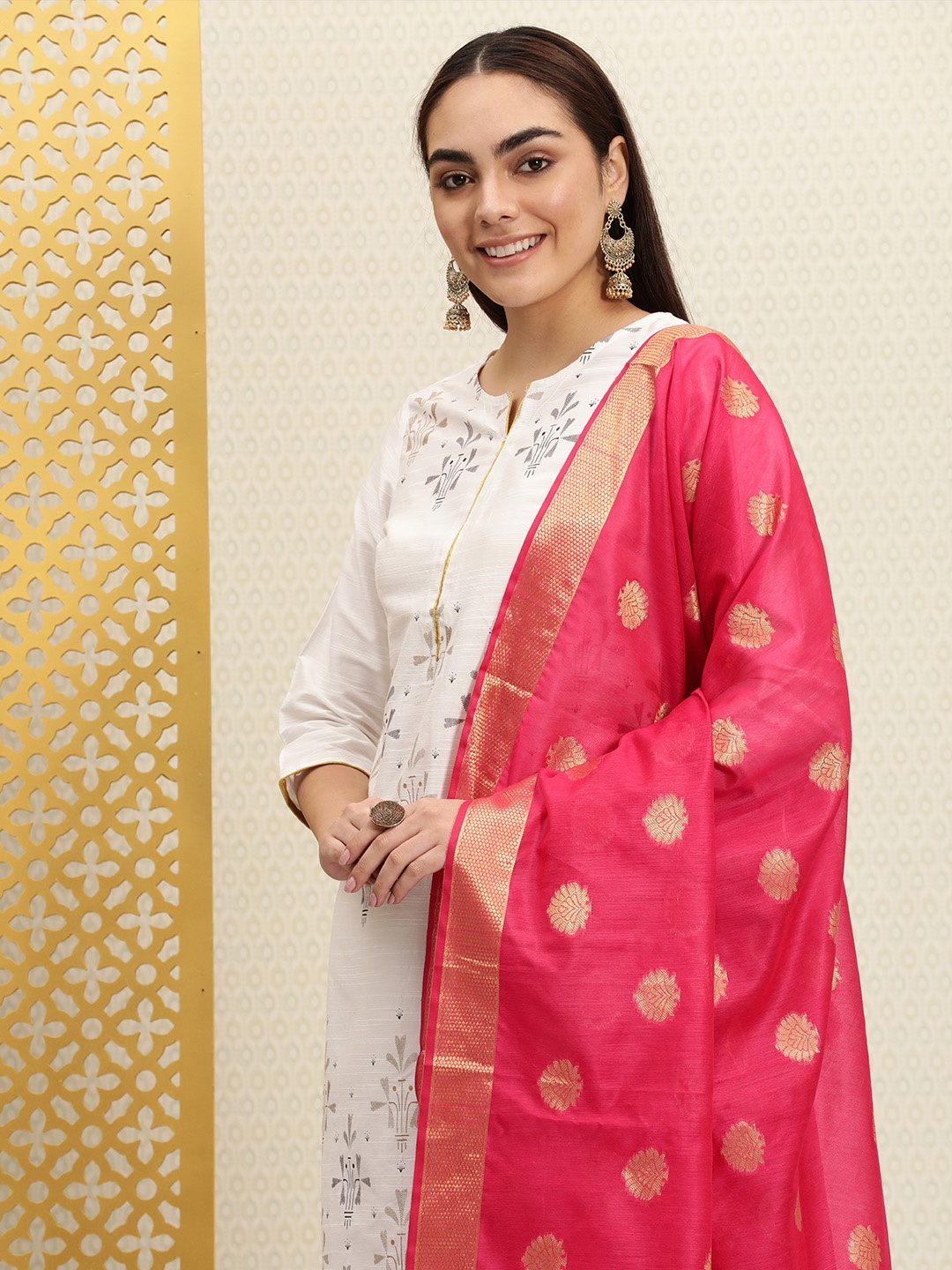 House of Pataudi Fuchsia Pink & Golden Ethnic Motifs Woven Design Jashn Dupatta with Zari
House of Pataudi Fuchsia Pink & Golden Ethnic Motifs Woven Design Jashn Dupatta with Zari