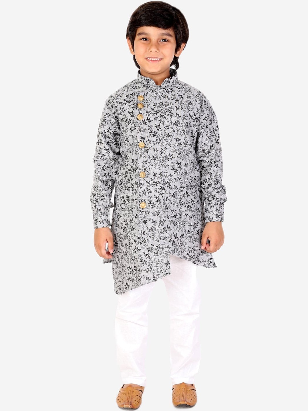 Pro-Ethic STYLE DEVELOPER Boys Black Floral Printed Angrakha Pure Cotton Kurta with Pyjamas
Pro-Ethic STYLE DEVELOPER Boys Black Floral Printed Angrakha Pure Cotton Kurta with Pyjamas