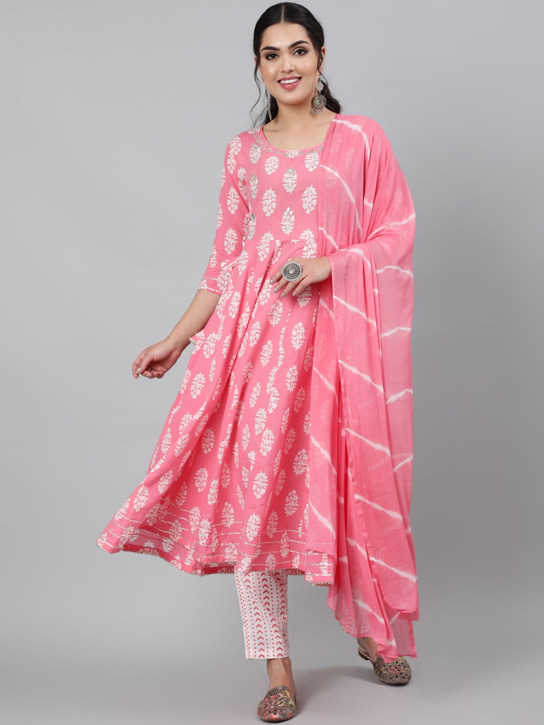 KIMAYRA Women Pink Ethnic Motifs Printed Pleated Pure Cotton Kurti with Trousers & With Dupatta
KIMAYRA Women Pink Ethnic Motifs Printed Pleated Pure Cotton Kurti with Trousers & With Dupatta