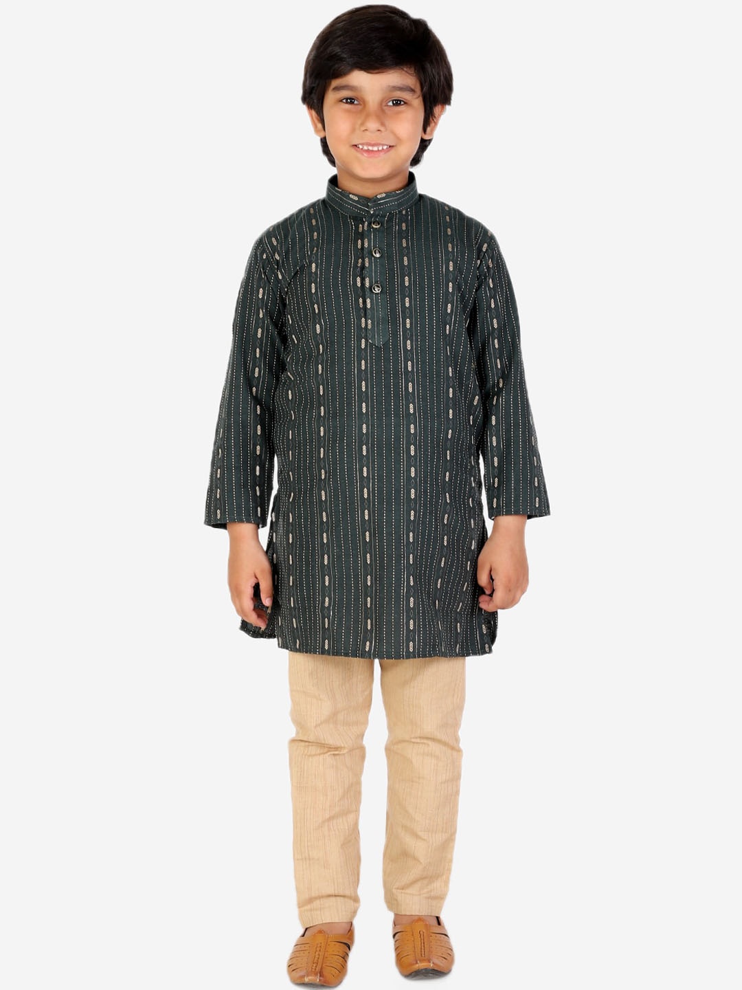 Pro-Ethic STYLE DEVELOPER Boys Green Ethnic Motifs Printed Pure Cotton Kurta with Pyjamas
Pro-Ethic STYLE DEVELOPER Boys Green Ethnic Motifs Printed Pure Cotton Kurta with Pyjamas