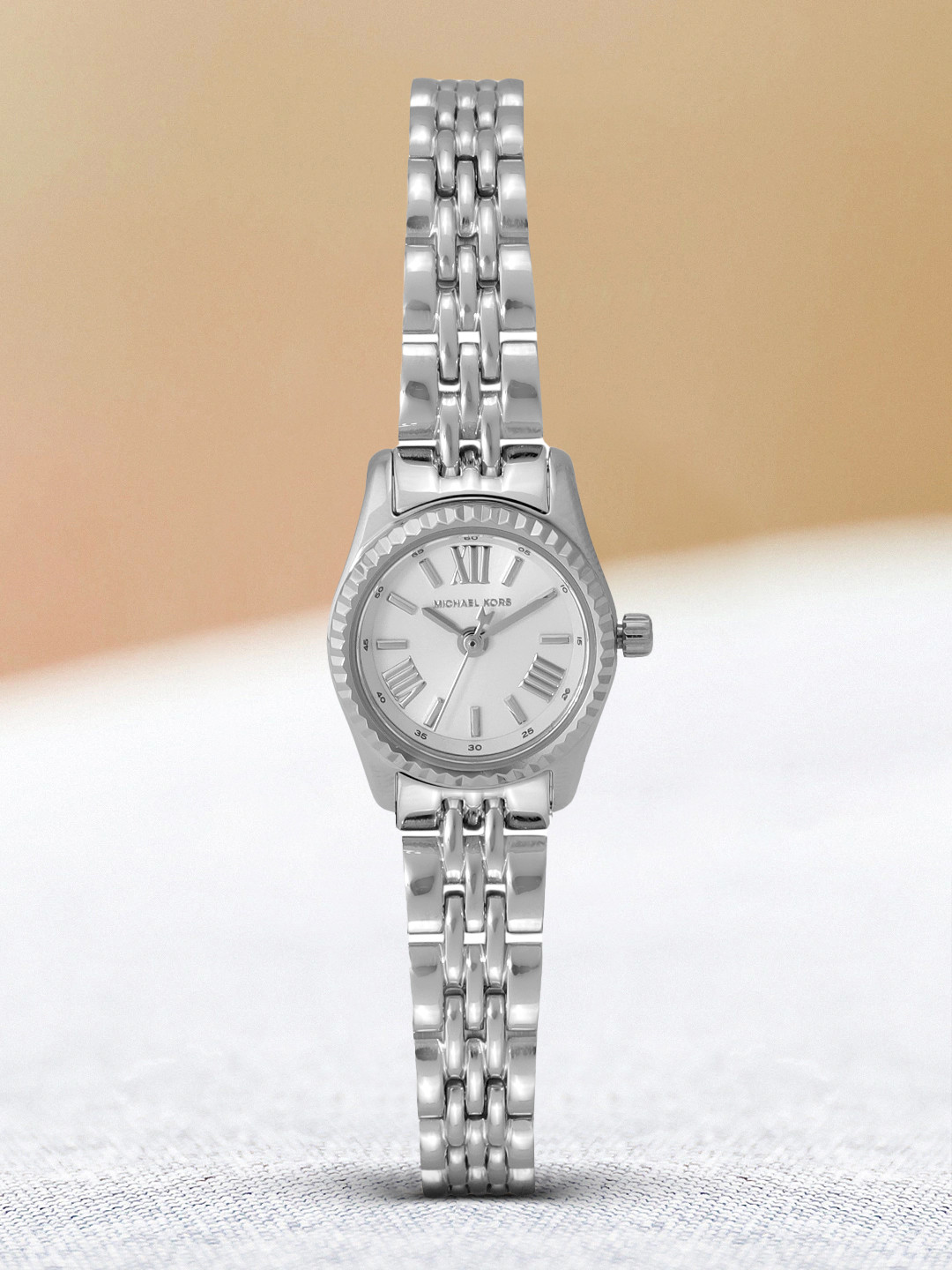 Michael Kors Women White Dial & Silver-Toned Bracelet Style Analogue Watch MK4487
Michael Kors Women White Dial & Silver-Toned Bracelet Style Analogue Watch MK4487
