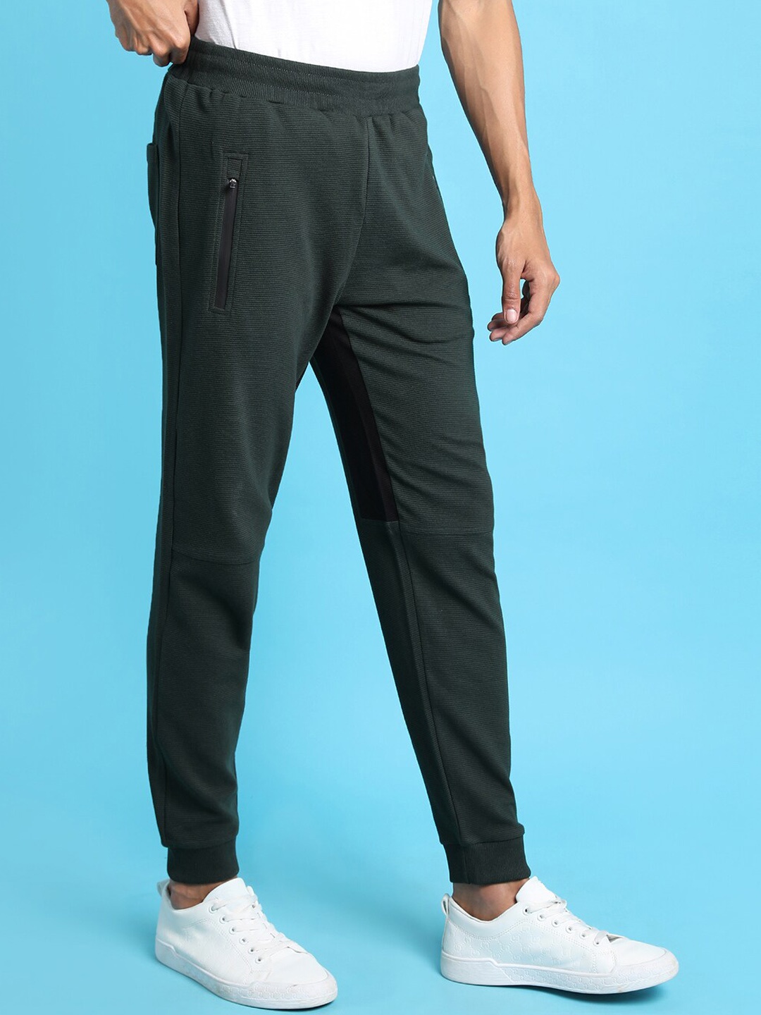 Campus Sutra Men Green Mid Rise Regular Fit Outdoor Shorts