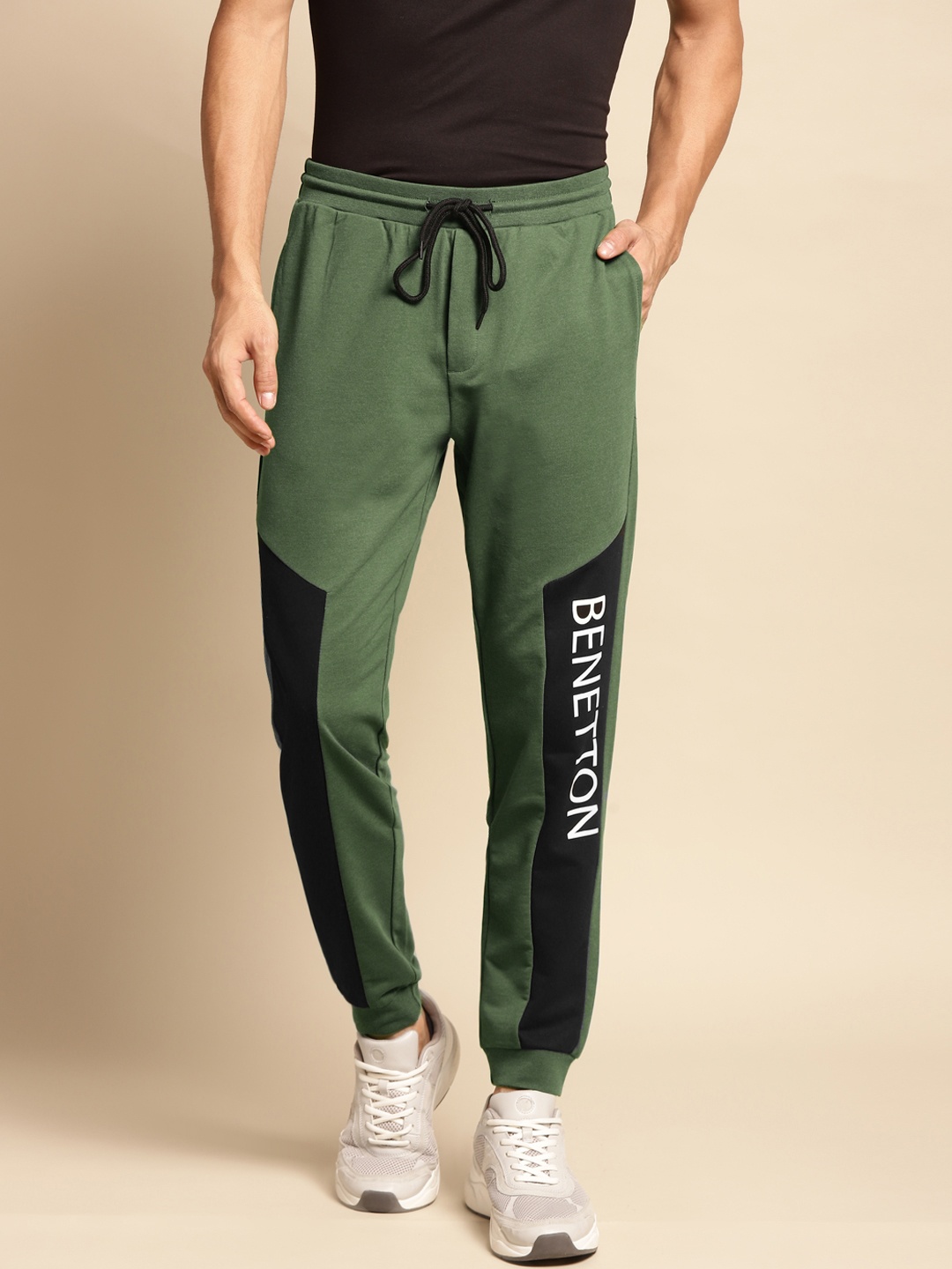 United Colors of Benetton Men Olive Green & Black Colourblocked Brand Logo Printed Joggers
United Colors of Benetton Men Olive Green & Black Colourblocked Brand Logo Printed Joggers