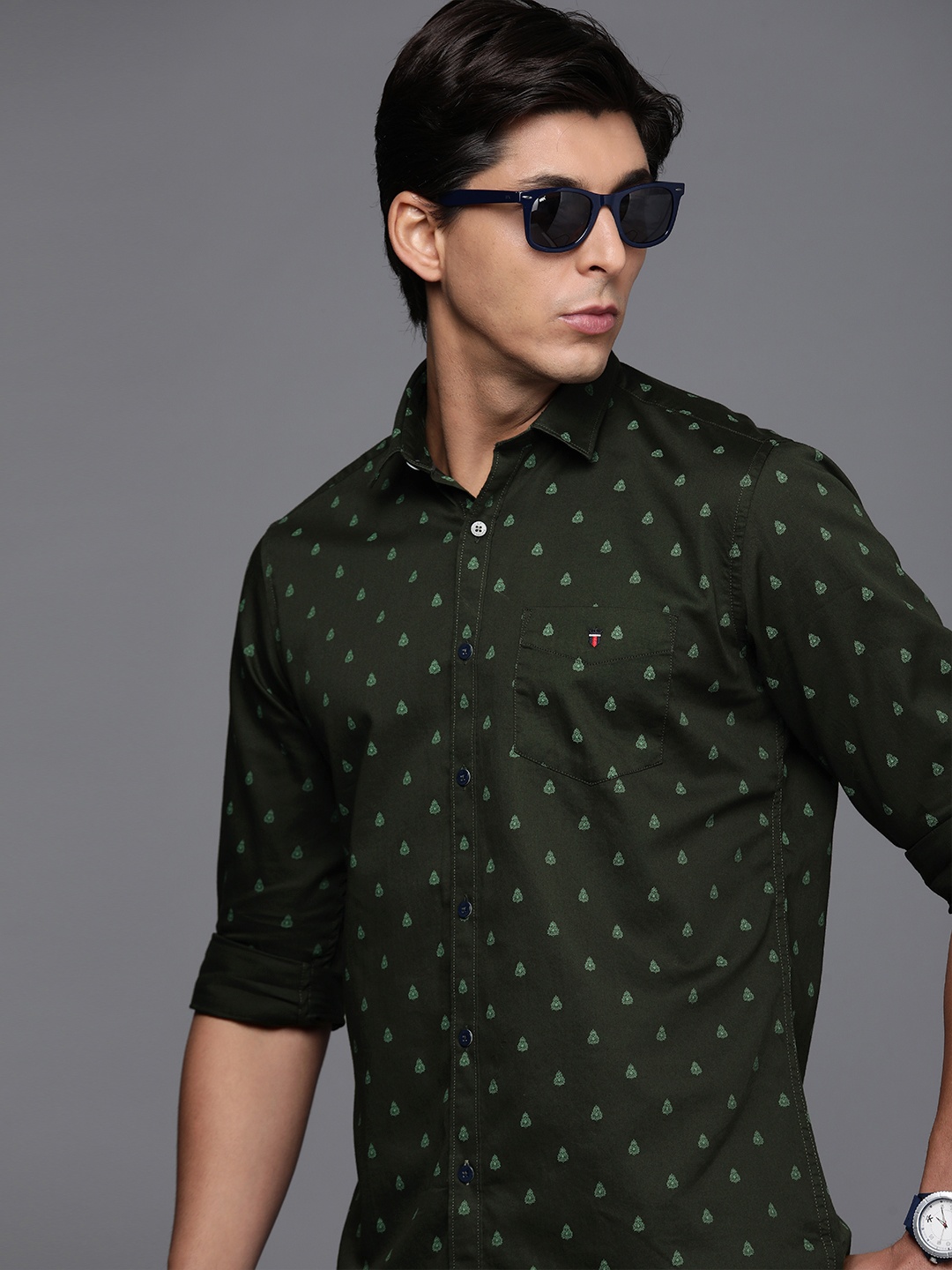 Louis Philippe Sport Men Dark Green Slim Fit Ethnic Printed Pure Cotton Casual Shirt
Louis Philippe Sport Men Dark Green Slim Fit Ethnic Printed Pure Cotton Casual Shirt