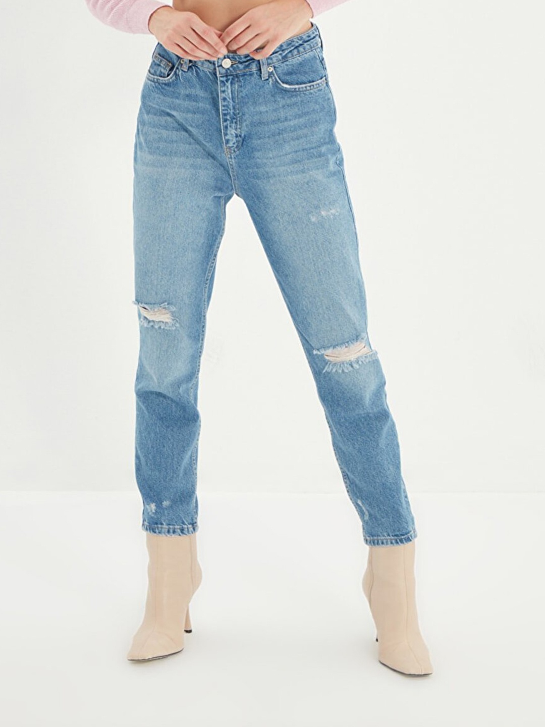 Trendyol Women Blue Mildly Distressed Light Fade Mom Fit Pure Cotton Stretchable Jeans
Trendyol Women Blue Mildly Distressed Light Fade Mom Fit Pure Cotton Stretchable Jeans