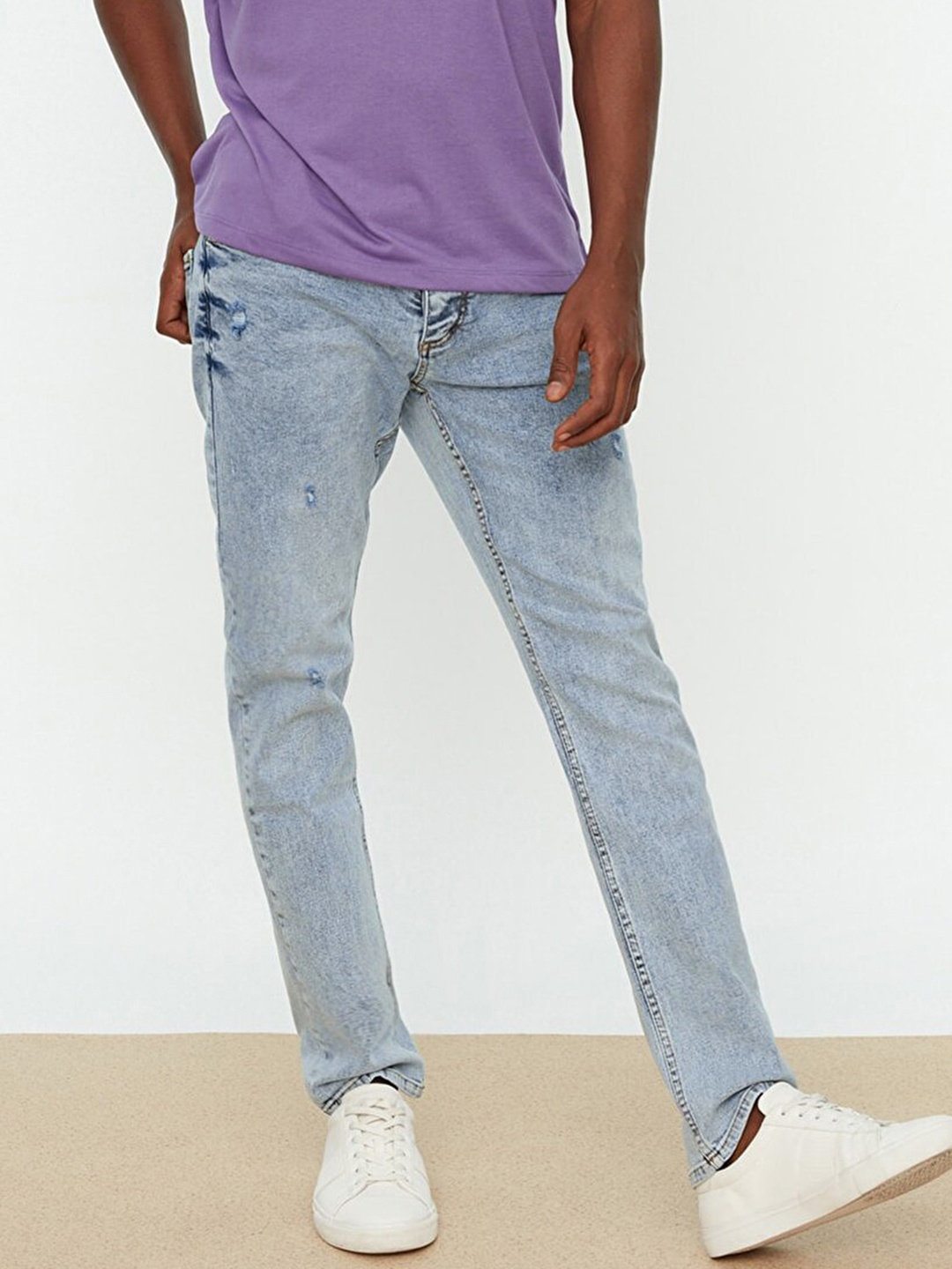 Trendyol Men Blue High-Rise Straight Fit Ripped Low Distress Light Fade Stretchable Jeans
Trendyol Men Blue High-Rise Straight Fit Ripped Low Distress Light Fade Stretchable Jeans