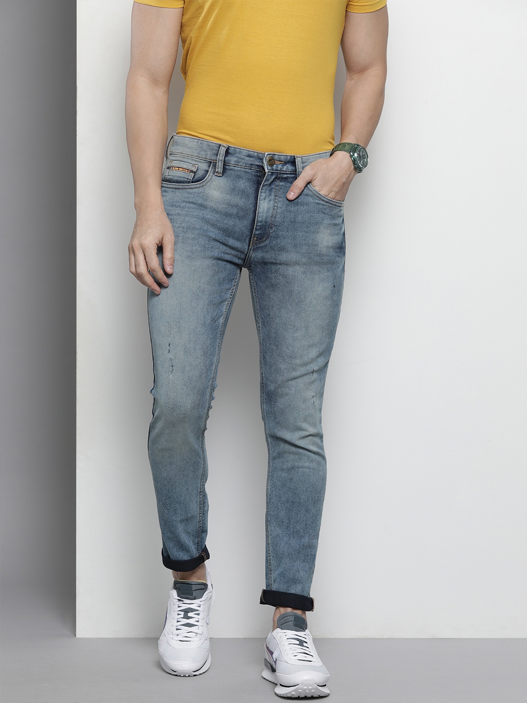 The Indian Garage Co Men Blue Slim Fit Low Distress Light Fade Acid Wash Stretchable Jeans
The Indian Garage Co Men Blue Slim Fit Low Distress Light Fade Acid Wash Stretchable Jeans