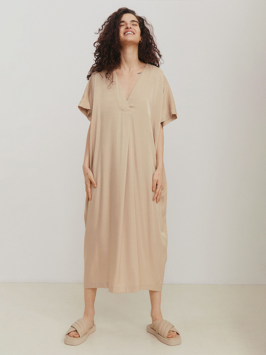 H&M Beige V-Neck Kaftan Dress 
H&M Beige V-Neck Kaftan Dress