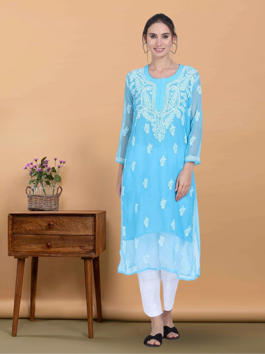 PARAMOUNT CHIKAN Women Turquoise Blue Ethnic Motifs Embroidered Chikankari Georgette Kurta
PARAMOUNT CHIKAN Women Turquoise Blue Ethnic Motifs Embroidered Chikankari Georgette Kurta