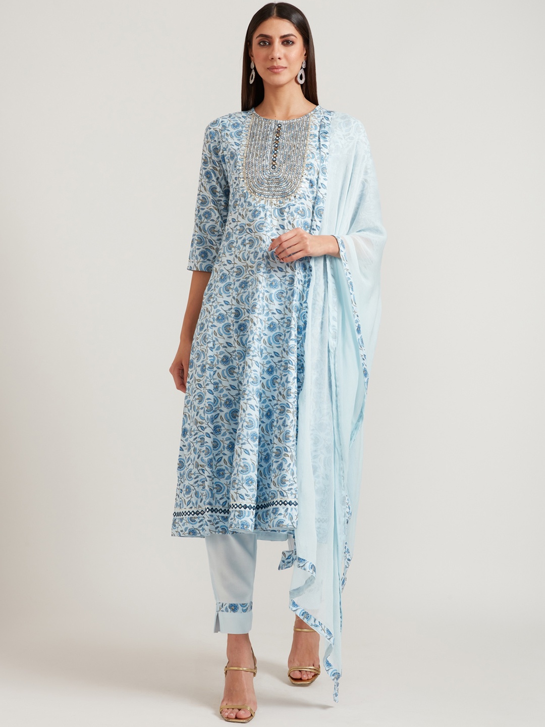 Neerus Women Turquoise Blue Ethnic Motifs Printed Panelled Aari Work Kurta with Trousers & With Dupatta
Neerus Women Turquoise Blue Ethnic Motifs Printed Panelled Aari Work Kurta with Trousers & With Dupatta