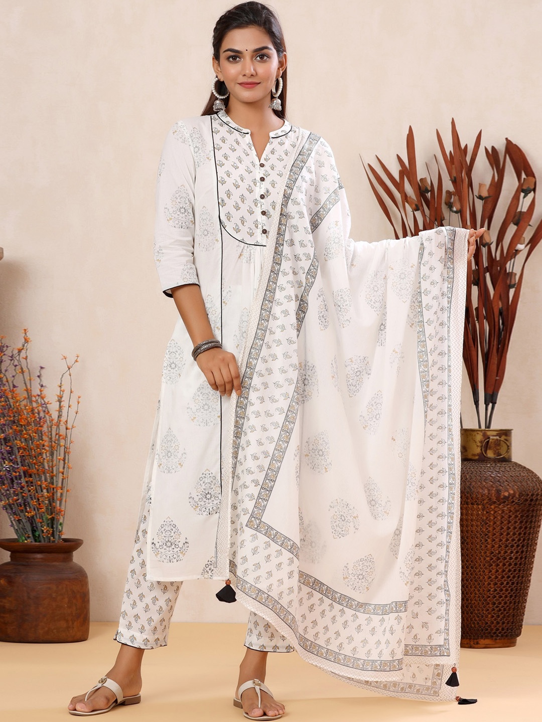 mirari Women White Floral Printed Pure Cotton Straight Kurta with Trousers & Dupatta
mirari Women White Floral Printed Pure Cotton Straight Kurta with Trousers & Dupatta