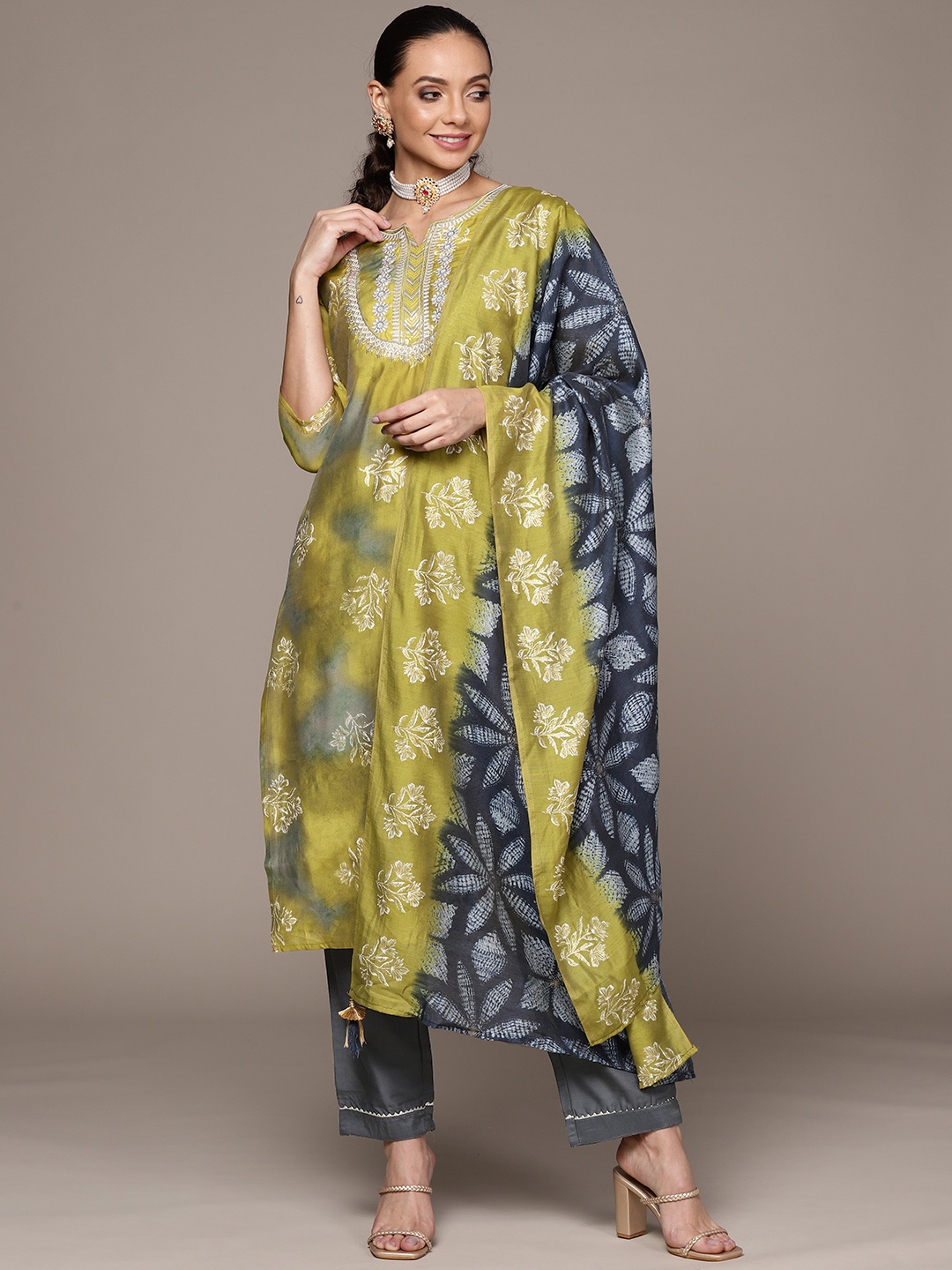 Anubhutee Women Olive Green Ethnic Motifs Embroidered Kurta with Trousers & Dupatta
Anubhutee Women Olive Green Ethnic Motifs Embroidered Kurta with Trousers & Dupatta