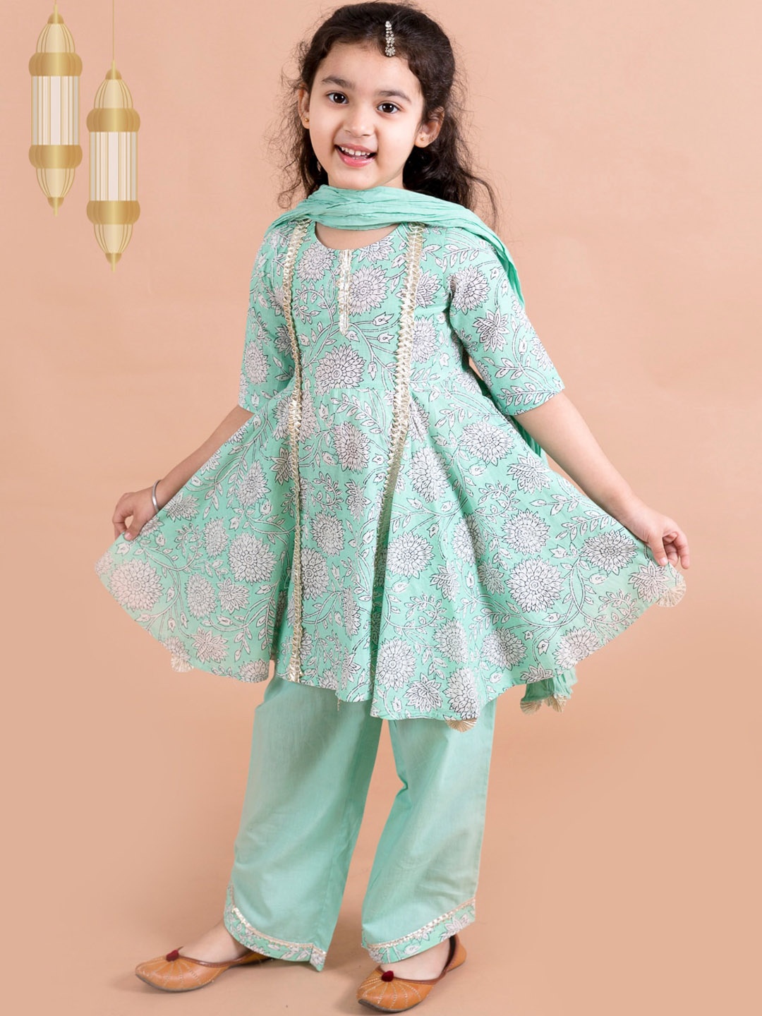 pspeaches Girls Sea Green Printed Gotta Patti Pure Cotton Kurta with Palazzos & With Dupatta
pspeaches Girls Sea Green Printed Gotta Patti Pure Cotton Kurta with Palazzos & With Dupatta